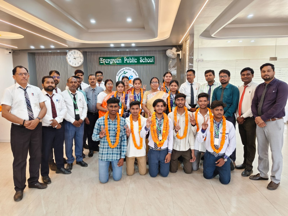 CBSE 12th:  एवरग्रीन पब्लिक स्कूल के  विद्यार्थियों का शानदार प्रदर्शन, मेधावियों का किया गया सम्मान