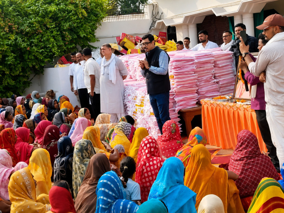 पूर्व सांसद अतुल राय ने मनाई मां की पुण्यतिथि: गाजीपुर के बीरपुर में साड़ी वितरण कार्यक्रम आयोजित