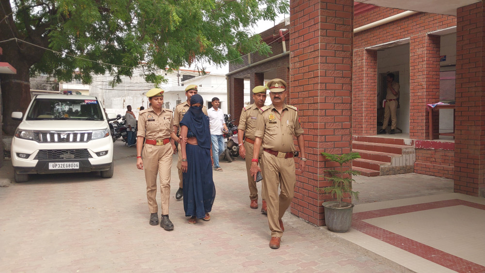 बेटी की हत्या के आरोप में मां को पुलिस ने किया गिरफ्तार