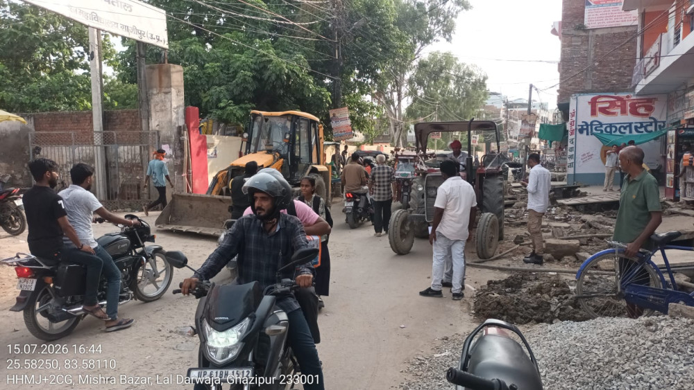 गाजीपुर में अतिक्रमण पर कार्रवाई: नगर पालिका ने मिश्र बाजार से विशेश्वरगंज तक चलाया अभियान