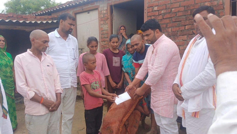 मृतक के परिजनों को सपा नेता संतोष यादव ने दी आर्थिक सहायता