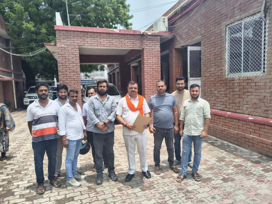 लिखित आश्वासन के बावजूद नही सुधरी बिजली व्यवस्था, डीएम-एसपी को सौंपा ज्ञापन