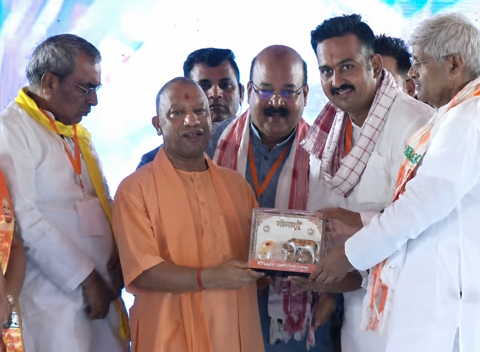 यहां का सांसद असलहों के अवैध लाइसेंस बनाने में व्यस्त है- सीएम
