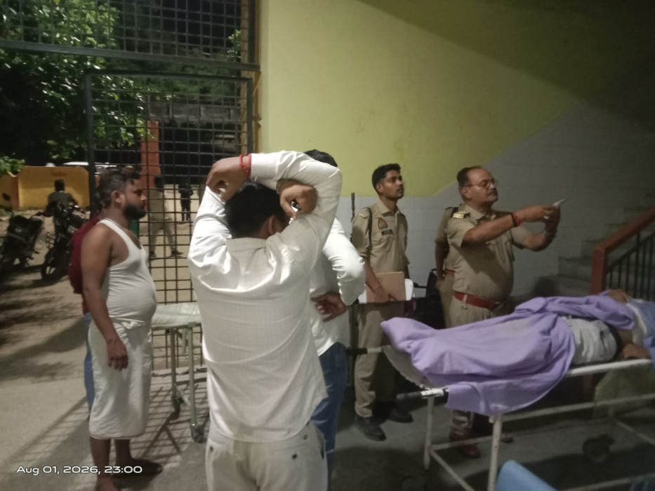 छुट्टा सांड से टकराई बाइक, सर्विस इंजीनियर की मौत