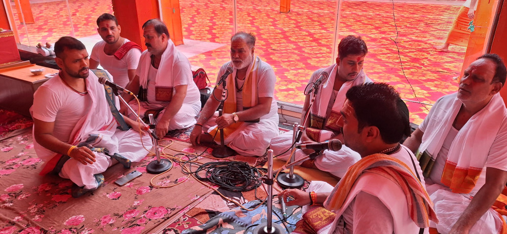 सिद्धपीठ हथियाराम के पीठाधिपति स्वामी भवानी नन्दन यति के चातुर्मास महानुष्ठान में उमड़ रही श्रद्धालुओं की भीड़