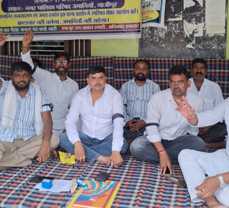 गृहकर बढ़ोतरी के विरोध में सभासदों का नगर पालिका परिसर में धरना