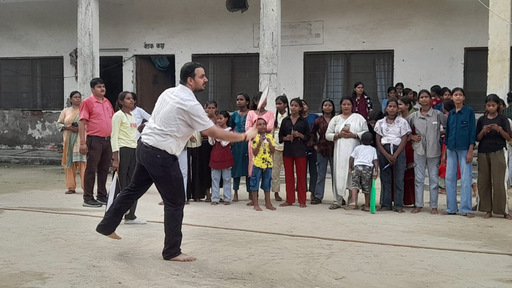 डीएम ने कस्तूरबा गांधी आवासीय बालिका विद्यालय का किया निरीक्षण, बैडमिंटन खेलकर बढ़ाया उत्साह