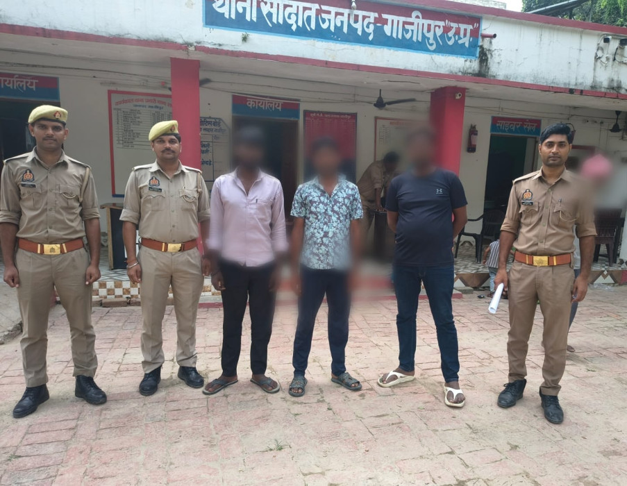 छात्राओं से छेड़खानी और धमकी के आरोप में तीन गिरफ्तार