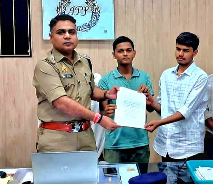 बच्चों ने पेश की ईमानदारी की मिसाल, मिली सोने की चेन पुलिस को सौंपी
