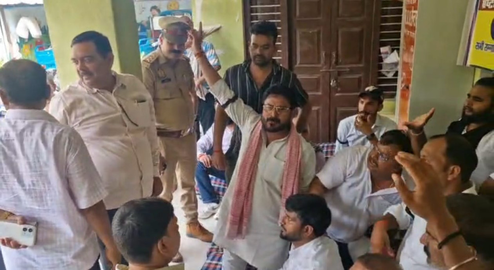 जमानिया नगर पालिका में सभासदों का आंदोलन आठवें दिन भी जारी, सामूहिक इस्तीफे की चेतावनी