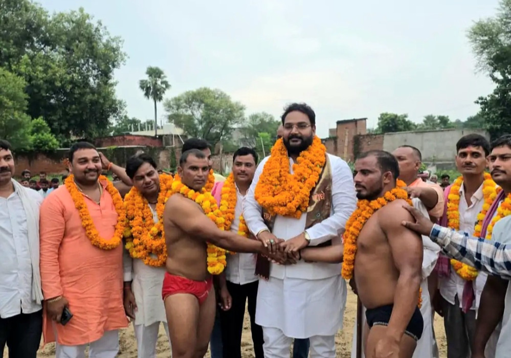 शहीद रामबृक्ष यादव की पुण्यतिथि पर धरम्मरपुर में कुश्ती महादंगल, राजकुमार पांडेय रहे मुख्य अतिथि