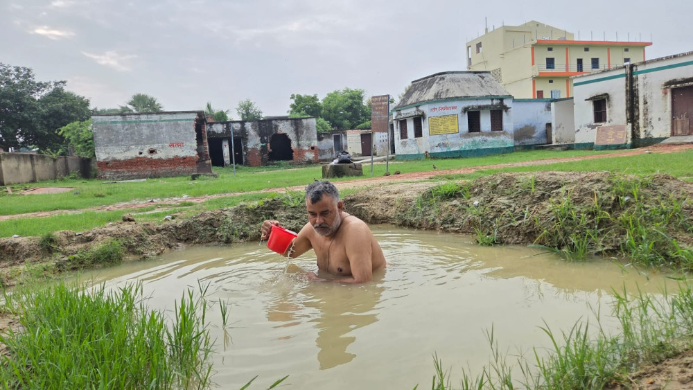 जर्जर स्कूल भवन और गड्ढे पर समाजसेवी का अनूठा प्रदर्शन, 15 दिन में सुधार की चेतावनी