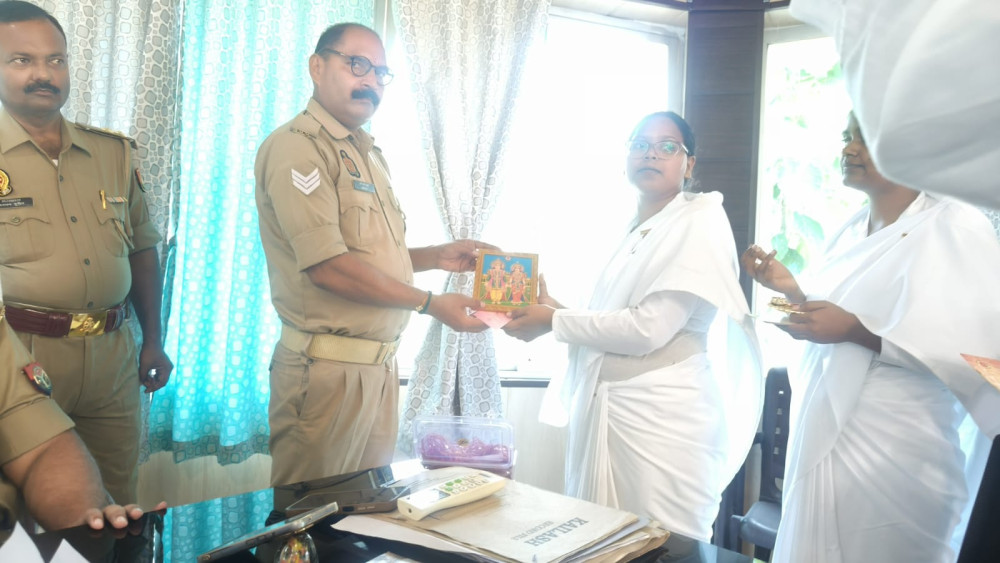 रक्षाबंधन पर पुलिसकर्मियों की कलाई पर सजी राखी, भावुक हुआ थाना परिसर