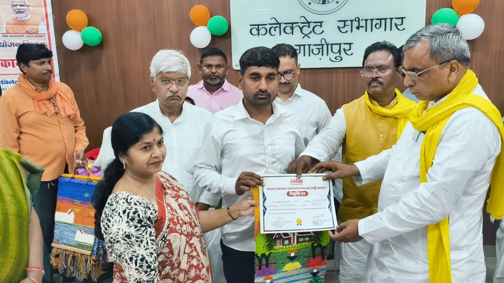 गाजीपुर में 191 युवाओं को रोजगार की सौगात, हाथों में पहुंचा नियुक्ति पत्र
