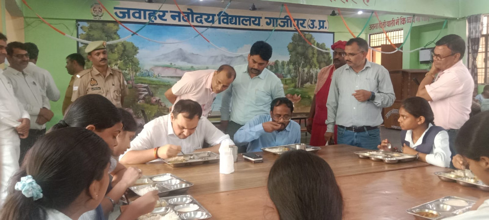 डीएम ने नवोदय विद्यालय का किया आकस्मिक निरीक्षण, छात्रों संग बैठकर किया भोजन