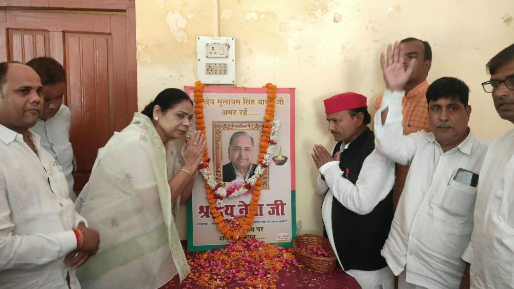 मुलायम सिंह यादव की पुण्यतिथि पर सपाइयों ने किया नमन, विचारों पर चलने का लिया संकल्प