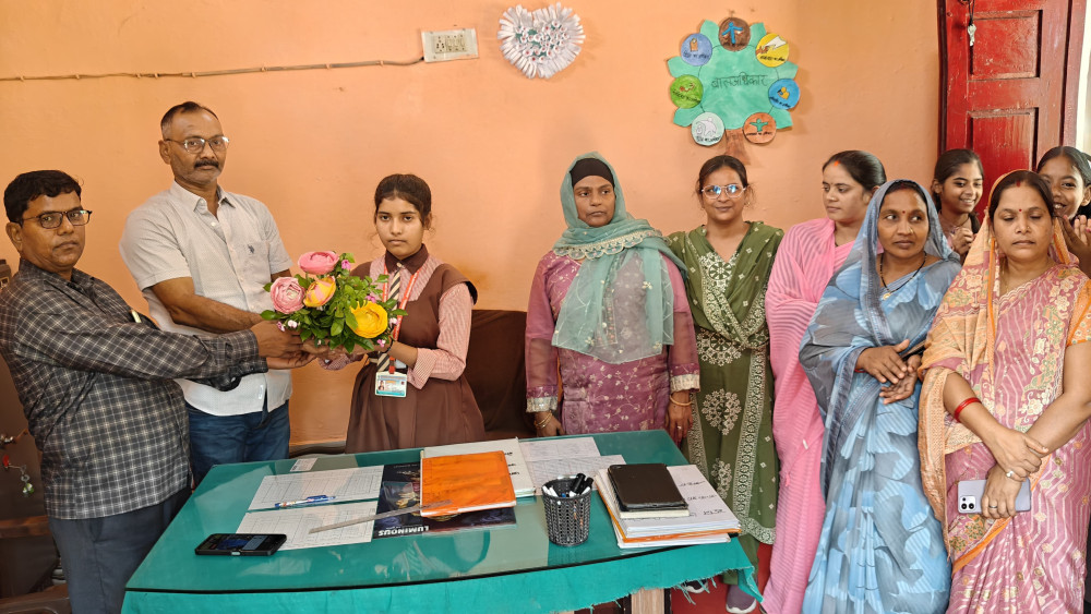 मिशन शक्ति के तहत सांकेतिक रूप से एक दिन की प्रधानाध्यापिका बनीं आंचल