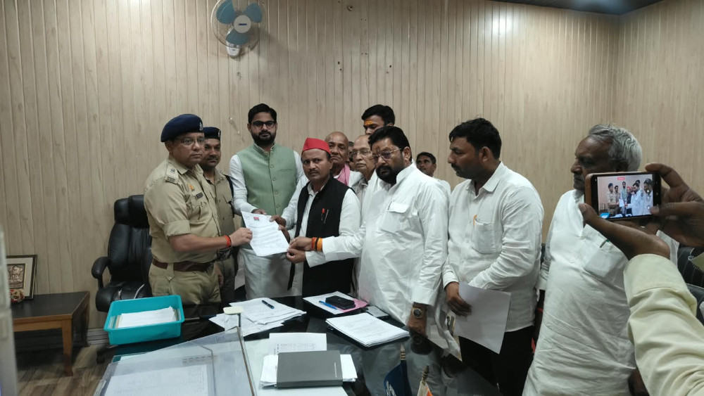 गोलीकांड के मामले में सपा विधायकों ने एएसपी को सौंपा ज्ञापन, आरोपियों की गिरफ्तारी की मांग