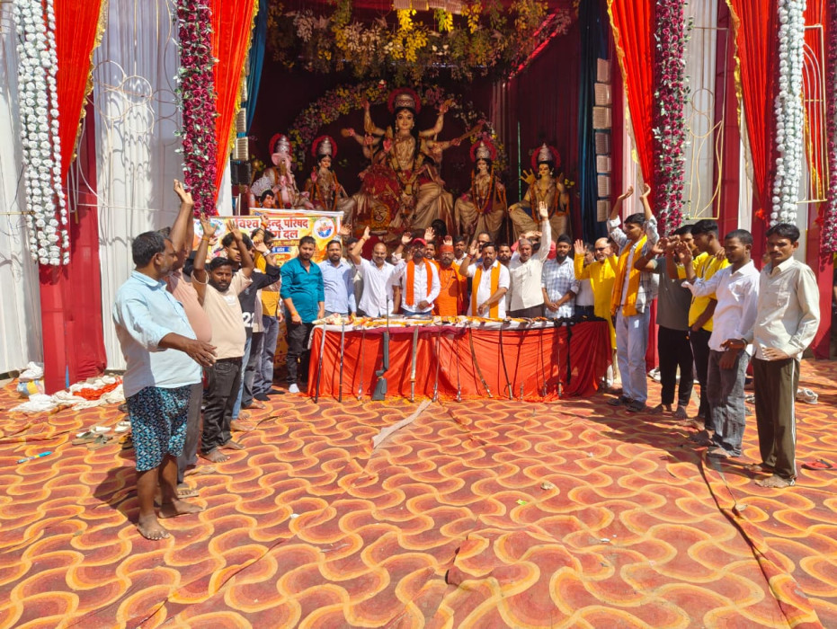 विजयादशमी पर टेढ़वा और विकास भवन चौराहे के दुर्गा पंडालों में बजरंग दल ने किया शस्त्र पूजन
