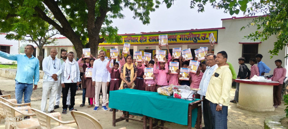 एनएमएमएस में जनपद टॉपर विद्यालय के 127 विद्यार्थियों को मिलीं निःशुल्क पुस्तकें
